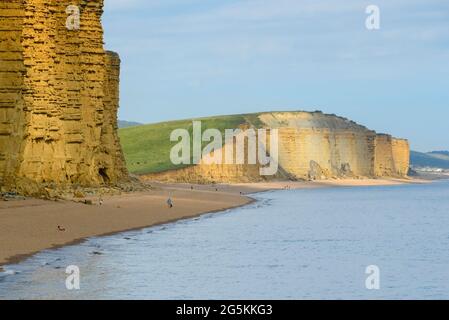 West Bay, Dorset, Großbritannien. Juni 2021. Wetter in Großbritannien. Der Strand in West Bay in Dorset ist ruhig an einem warmen, bewölkten Nachmittag mit den sonnigen Zaubersprüchen. Bildnachweis: Graham Hunt/Alamy Live News Stockfoto