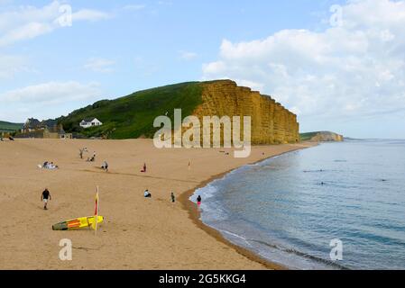 West Bay, Dorset, Großbritannien. Juni 2021. Wetter in Großbritannien. Der Strand in West Bay in Dorset ist ruhig an einem warmen, bewölkten Nachmittag mit den sonnigen Zaubersprüchen. Bildnachweis: Graham Hunt/Alamy Live News Stockfoto