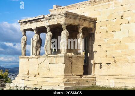 Die Veranda der Karyatiden oder Jungfrauen auf dem alten Erechtheion-Tempel auf der Nordseite der Akropolis wurde Poseidon und Athene gewidmet Stockfoto