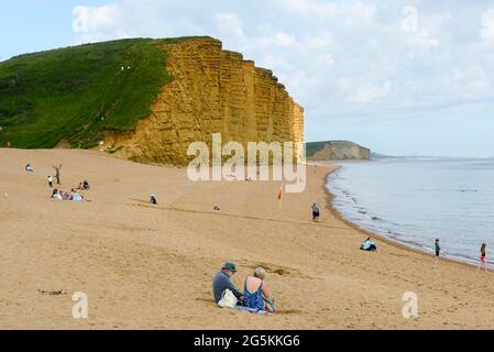 West Bay, Dorset, Großbritannien. Juni 2021. Wetter in Großbritannien. Der Strand in West Bay in Dorset ist ruhig an einem warmen, bewölkten Nachmittag mit den sonnigen Zaubersprüchen. Bildnachweis: Graham Hunt/Alamy Live News Stockfoto