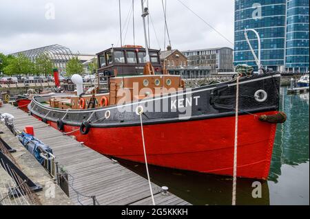 Das Schlepper-Boot M.T. Kent liegt im Basin No. 1 in Chatham Maritime Marina, Kent, England, und wird von der South Eastern Tug Society betrieben und gepflegt. Stockfoto