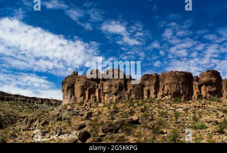 Stotschende Felsbrocken in den Badlands von Arizona Stockfoto