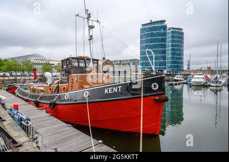 Das Schlepper-Boot M.T. Kent liegt im Basin No. 1 in Chatham Maritime Marina, Kent, England, und wird von der South Eastern Tug Society betrieben und gepflegt. Stockfoto