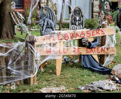 Tresspassers werden im Halloween dekorierten Hof gefressen Stockfoto