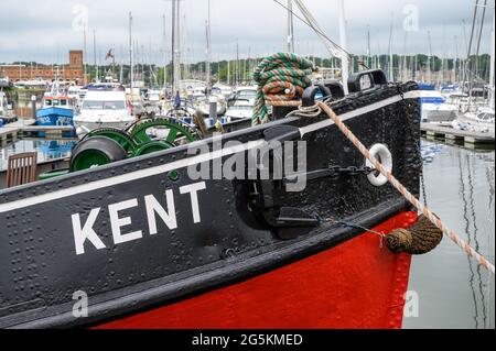 Das Schlepper-Boot M.T. Kent liegt im Basin No. 1 in Chatham Maritime Marina, Kent, England, und wird von der South Eastern Tug Society betrieben und gepflegt. Stockfoto