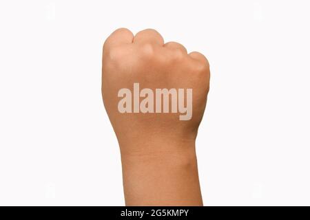 Kinder Hand zeigt Faust Geste, isoliert, weißer Hintergrund. Stockfoto