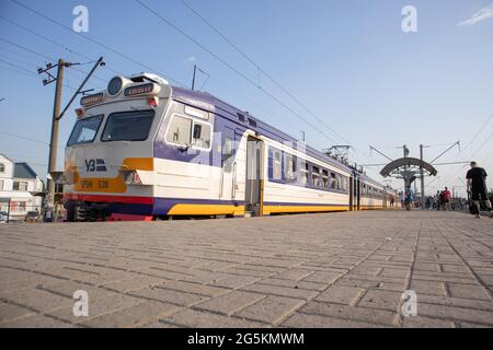 Elektrische Einheit an der Station. Fahrgast Ringzug. Kiew Stadtbahn. Eine Art öffentlicher Nahverkehr in Kiew, der auf einer Rundstrecke innerhalb Kiews verläuft Stockfoto