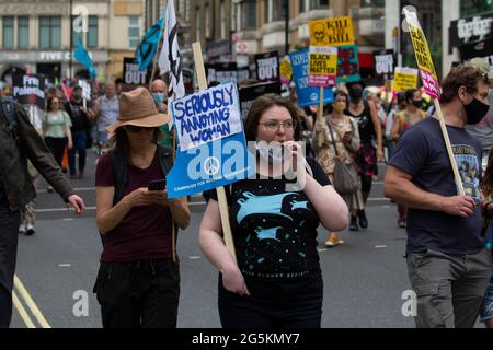 Proteste in London, Aktivisten protestieren in Zentral-London vor der Volksversammlung Nationale Demonstration weiblich mit ernsthaft nervender Frau, Kampagne für nukleare Abrüstung Plakat Stockfoto