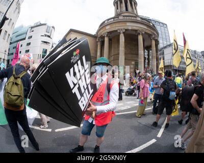 Londoner Proteste, Aktivisten protestieren in Zentral-London vor der Volksversammlung National Demonstration, mit Protestanten mit Plakaten Kill the Bill. Das PCSC Police, Crime, Urteile and Courts Bill gibt der Polizei neue Befugnisse und Regeln für Verbrechen und Gerechtigkeit in England und Wales Stockfoto