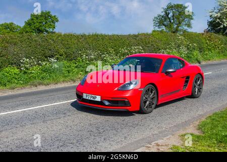 2020 der rote Porsche Cayman PDK 1988 ccm Benziner-Sportwagen auf dem Weg zur Capesthorne Hall Classic Car Show im Mai, Ceshire, Großbritannien Stockfoto