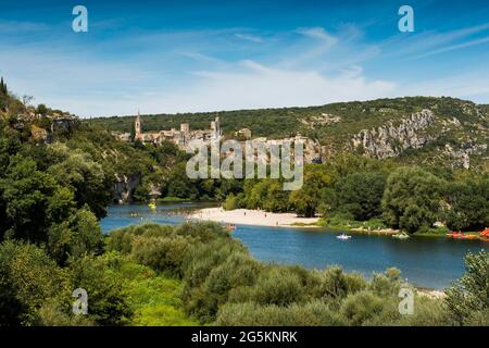 Aiguèze, eines der schönsten Dörfer Frankreichs, Les plus beaux Villages de France, Gorges de l'Ardèche, Département Gard, Region Auvergne-Rhône Stockfoto