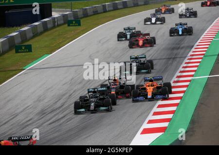44 HAMILTON Lewis (gbr), Mercedes AMG F1 GP W12 E Performance, Action mit 04 NORRIS Lando (gbr), McLaren MCL35M und PEREZ Sergio (mex), Red Bull Racing Honda RB16B während des Formel 1 Grosser Preis der Steiermark 2021, 2021 Styrian Grand Prix, 8. Lauf der FIA Formel 1 Weltmeisterschaft 2021 vom 25. Bis 27. Juni 2021 auf dem Red Bull Ring, in Spielberg, Österreich - Foto Joao Filipe / DPPI / LiveMedia Stockfoto