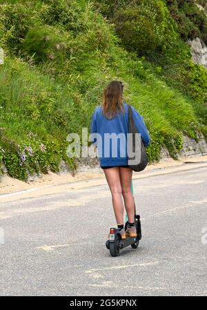 Bournemouth, England - 2021. Juni: Person auf einem Elektroroller am Meer in Bournemouth. Die E-Scooter sind Teil eines neuen Verleihsystems. Stockfoto