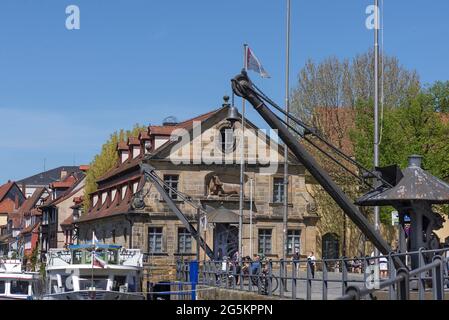 Historische Hafenkrane, im Hintergrund der ehemalige Schlachthof, Bamberg, Oberfranken, Bayern, Deutschland, Europa Stockfoto