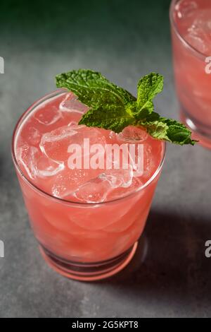 Erfrischender Soju-Cocktail mit Wassermelone und Minze Stockfoto