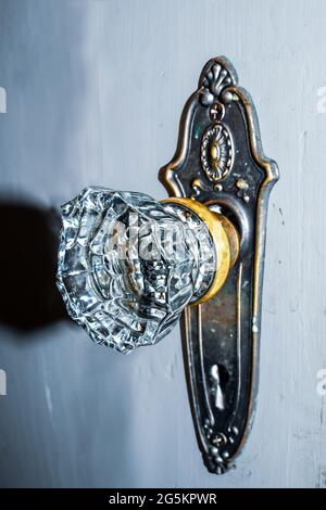 Vintage Glas Türknauf im alten Haus - Nahaufnahme und selektiver Fokus Stockfoto