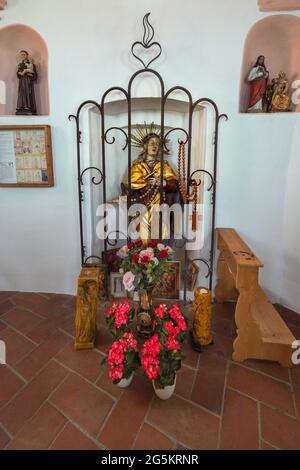 Figur eines heiligen mit Blumenschmuck, Katholische Filial-Kirche St. Wolfgang ist ein denkmalgeschütztes Gebäude, Pasing-Obermenzing, Piping, Oberbayern, Bas Stockfoto