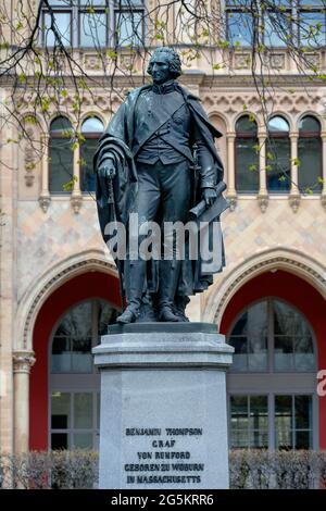 Denkmal für Sir Benjamin Thompson, Earl of Rumford, 1753-1814, Offizier, Politiker, Experimentalist, Waffeningenieur und Erfinder, München, Oberbava Stockfoto