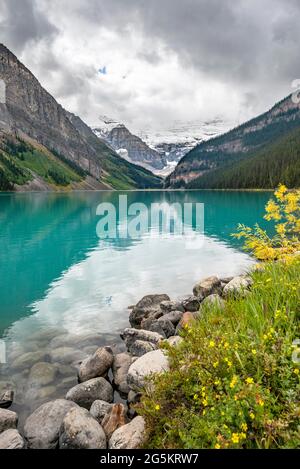 Blick auf Mount Victoria, Spiegelung im türkisfarbenen Bergsee Lake Louise, Plain of Six Glaciers, in der Nähe von Lake Louise, Banff National Park, Alberta, Stockfoto