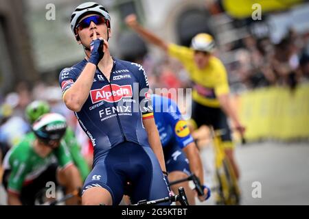 Der Belgier Tim Merlier von Alpecin-Fenix feiert, als er die Ziellinie überquert, um die dritte Etappe der 108. Ausgabe der Tour de France zu gewinnen Stockfoto