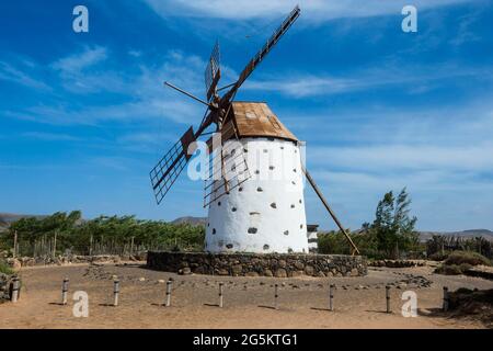 Windmühle in El Cotillo, Fuerteventura, Kanarische Inseln, Spanien, Europa Stockfoto