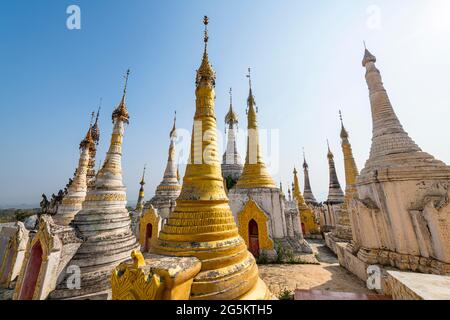 Grabpagoden an der Shwe Inn Dein Pagode, Inn Thein, Inle Lake, Shan State, Myanmar, Asien Stockfoto