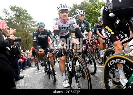 Tour de France 2021 Etappe 3 , Lorient bis Pontivy.28. Juni 2021. Patrick Konrad für das Team Bora Hansgrohe fährt die erste Steigung während der 3. Rennetappe hinauf. Kredit: Peter Goding/Alamy Live Nachrichten Stockfoto