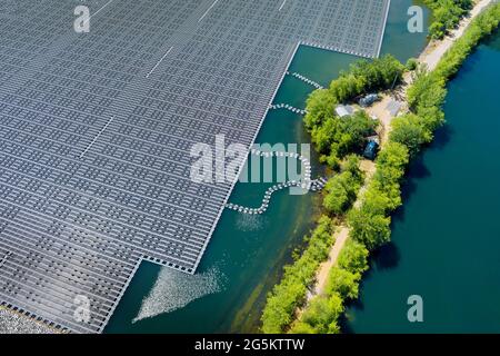 Luftaufnahme der erneuerbaren alternativen Stromerzeugung die schwimmende Solarzellenplattform auf dem schönen See Stockfoto