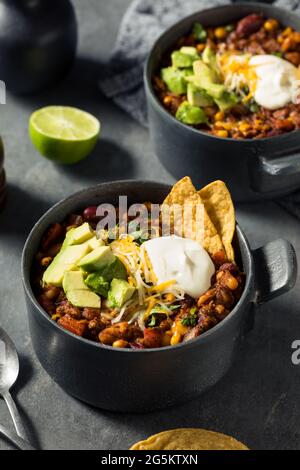 Hausgemachter herzhafter Truthahn-Chilli mit weißen Bohnen, Käse und Chips Stockfoto