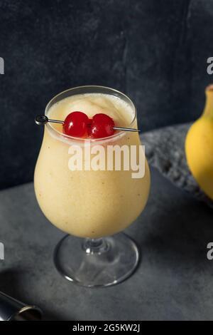 Hausgemachter Dirty Banana Daiquiri Cocktail mit Kaffee und Creme Stockfoto