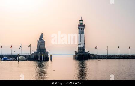 Hafeneinfahrt, Bayerischer Löwe, Leuchtturm, Hafen, Lindau, Bodensee, Bayern, Deutschland, Europa Stockfoto