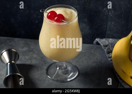 Hausgemachter Dirty Banana Daiquiri Cocktail mit Kaffee und Creme Stockfoto