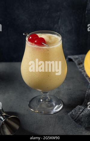 Hausgemachter Dirty Banana Daiquiri Cocktail mit Kaffee und Creme Stockfoto