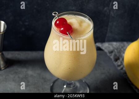 Hausgemachter Dirty Banana Daiquiri Cocktail mit Kaffee und Creme Stockfoto