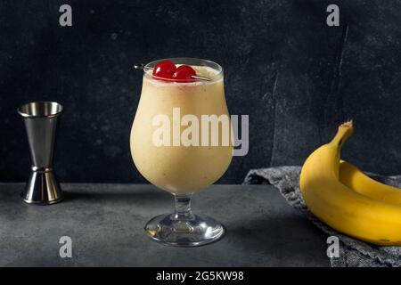 Hausgemachter Dirty Banana Daiquiri Cocktail mit Kaffee und Creme Stockfoto