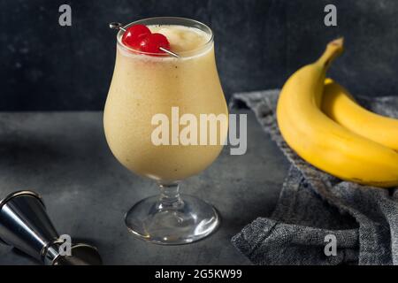 Hausgemachter Dirty Banana Daiquiri Cocktail mit Kaffee und Creme Stockfoto