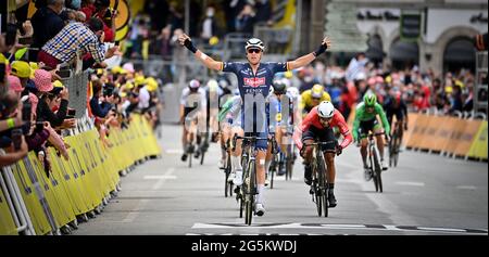 Der Belgier Tim Merlier von Alpecin-Fenix feiert, als er die Ziellinie überquert, um die dritte Etappe der 108. Ausgabe der Tour de France zu gewinnen Stockfoto