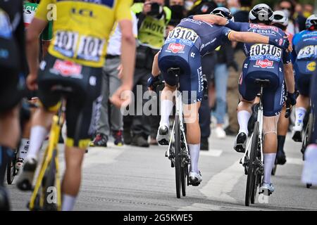 Der Belgier Tim Merlier von Alpecin-Fenix und der Belgier Jasper Philipsen von Alpecin-Fenix feiern, nachdem Merlier die dritte Etappe der 108. Ausgabe von gewonnen hat Stockfoto