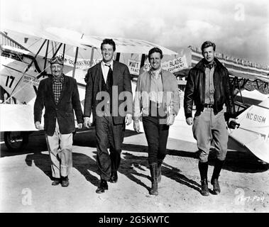 Regisseur DOUGLAS SIRK ROCKT HUDSON ROBERT STACK und TROY DONAHUE am Drehort mit Doppelflugzeugen auf dem Flugplatz während der Dreharbeiten ZU DEN GETRÜMMELTEN ENGELN 1957 Regisseur DOUGLAS SIRK aus dem Roman Pylon von William Faulkner Drehbuch George Zuckerman Kostümdesign Bill Thomas Produzent Albert Zugsmith Universal-International Picturs Stockfoto