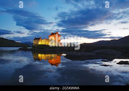 Dämmerung, Eilean Donan Castle, Steinbrücke, Filmlocation, Dornie, Highlands, Schottland, Großbritannien Stockfoto