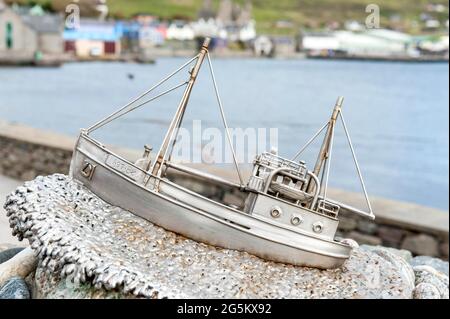 Norwegischer Widerstand im 2. Weltkrieg, Fischerboot aus Edelstahl, kleines Denkmal des Shetland Bus, Scalloway, Festland, Shetland Islands, Schottland, Toll Stockfoto