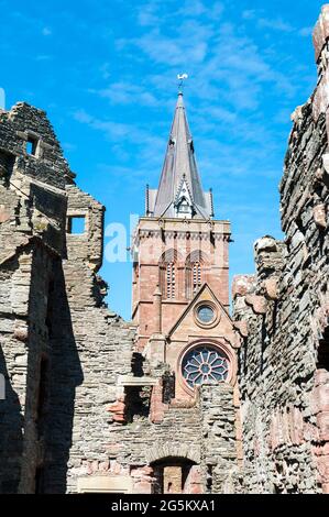 Ehemalige Bischofssitz, zerstörter Bischofspalast, Bischofspalast, Turm der St. Magnus Kathedrale dahinter, St. Magnus Kathedrale, Kirkwall, Festland, OR Stockfoto