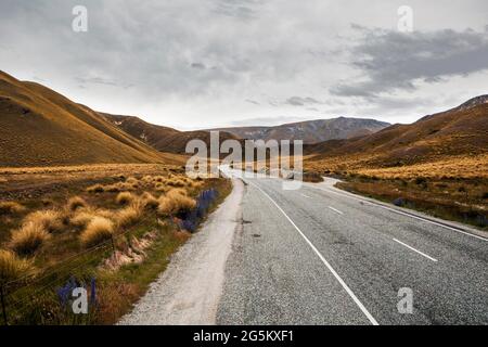 Autobahn, Lindis Pass, Südinsel, Neuseeland, Ozeanien Stockfoto