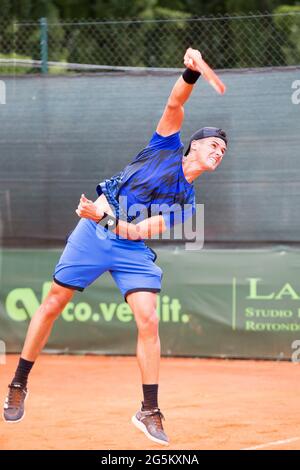 Mailand, Italien. 27. Juni 2021. Der argentinische Tennisspieler Federico Coria beim ATP Challenger Milano 2021, Tennis Internationals in Mailand, Italien, Juni 27 2021 Quelle: Independent Photo Agency/Alamy Live News Stockfoto