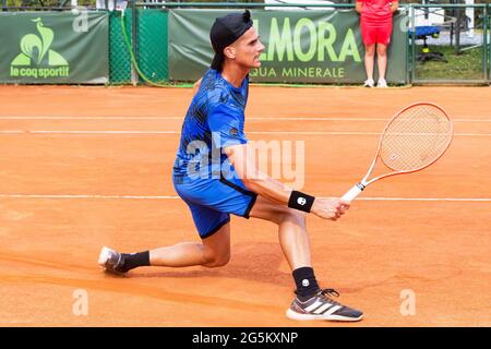 Mailand, Italien. 27. Juni 2021. Der argentinische Tennisspieler Federico Coria beim ATP Challenger Milano 2021, Tennis Internationals in Mailand, Italien, Juni 27 2021 Quelle: Independent Photo Agency/Alamy Live News Stockfoto