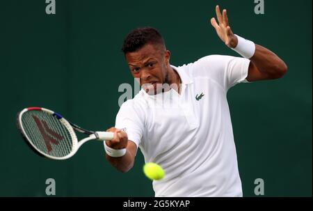 Jay Clarke in Aktion gegen Egor Gerasimov in der ersten Runde ihrer Herren-Singles am ersten Tag von Wimbledon im All England Lawn Tennis and Croquet Club, Wimbledon. Bilddatum: Montag, 28. Juni 2021. Stockfoto