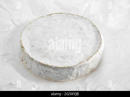 Französischer Käse namens Coulommiers, Käse aus Kuhmilch Stockfoto