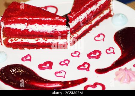Kuchen auf einem weißen Teller mit Marmelade in Form von Herzen Stockfoto