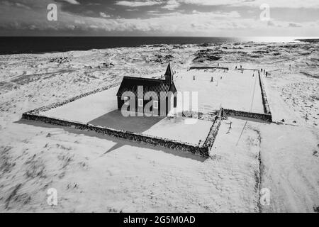 Die schwarze Budir-Kirche schneite aus der Luft Stockfoto