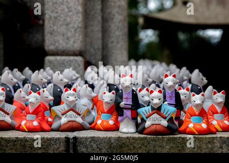 Kleiner Fuchs Statuen am Fushimi Inari-Schrein in Kyōto, Japan Stockfoto